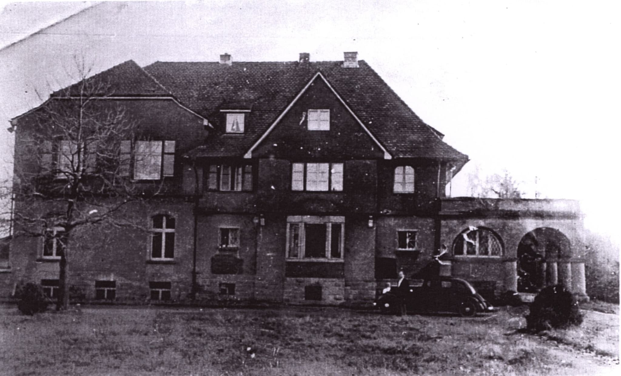 Dasselbe Haus, später. Die Bögen an der Seite stehen noch.